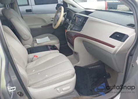 2013 Toyota Sienna Xle V6 8 Passenger z USA, uszkodzony, nr VIN 5TDYK3DC3DS336201